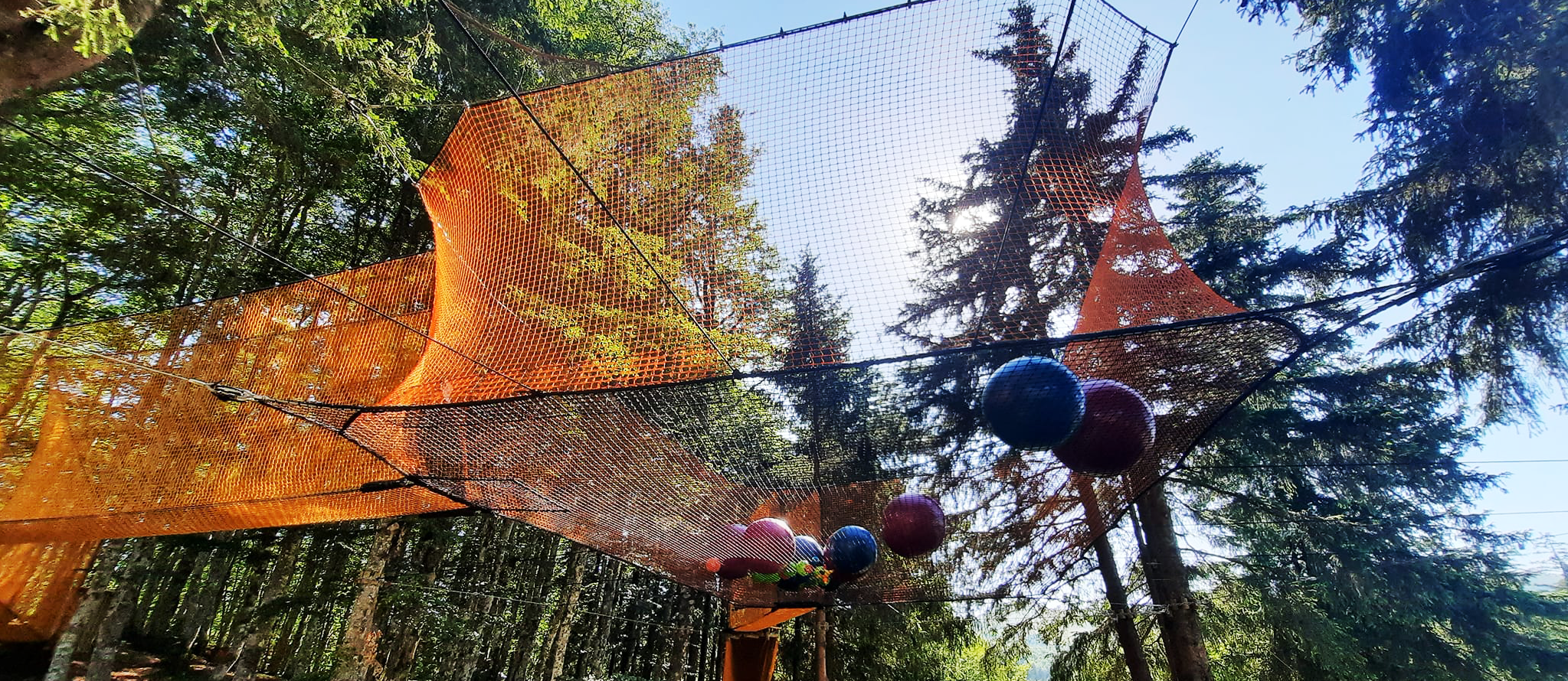 Parcours accrobranche pour les enfants. Filets tendus entre les arbres