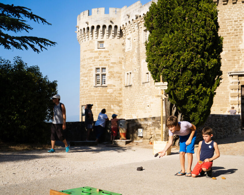 Château de la Drôme de Suze la Rousse, enfants qui jouent à l'extérieur, jeu médiéval