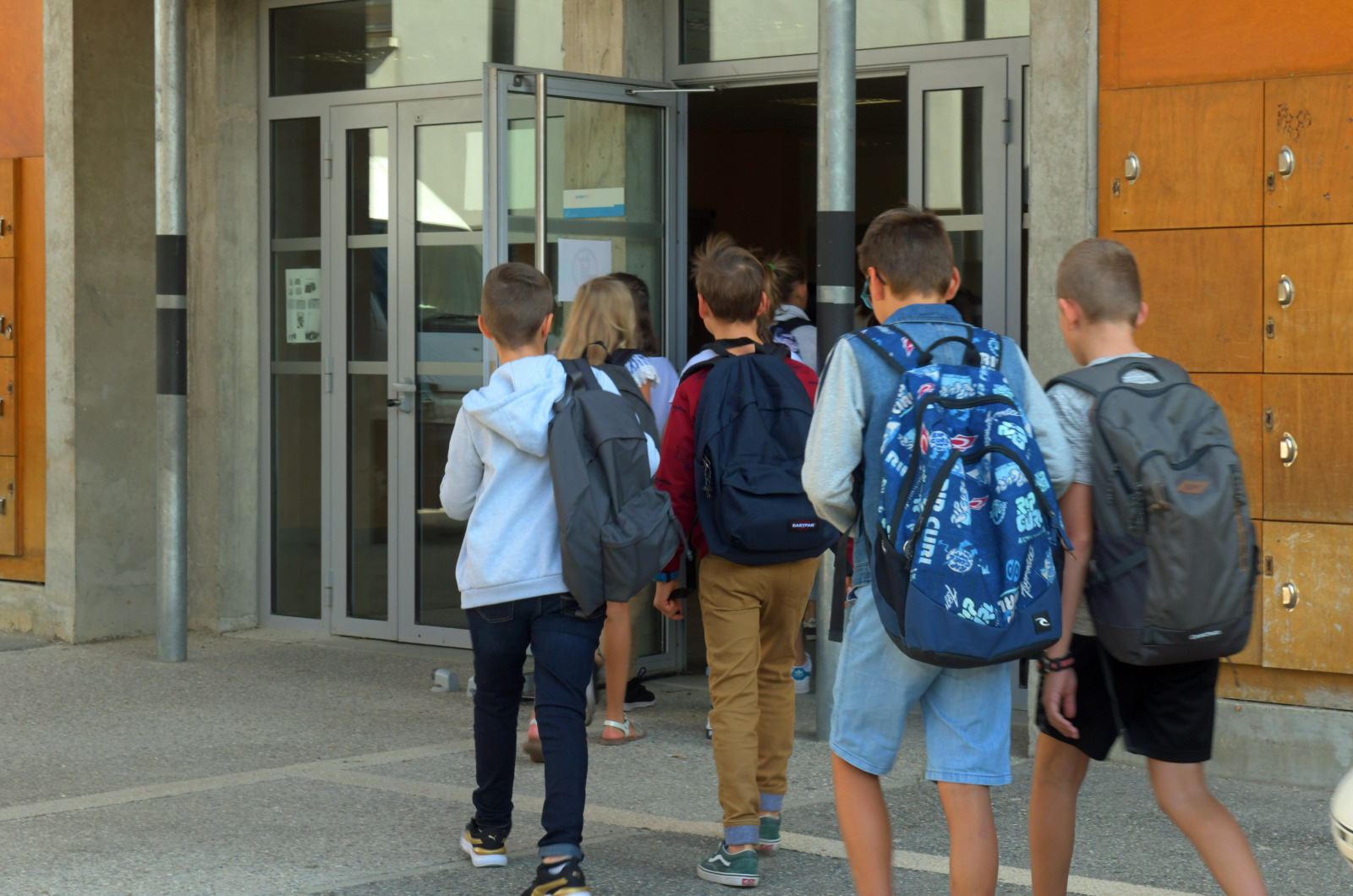 collégiens arrivant au collège