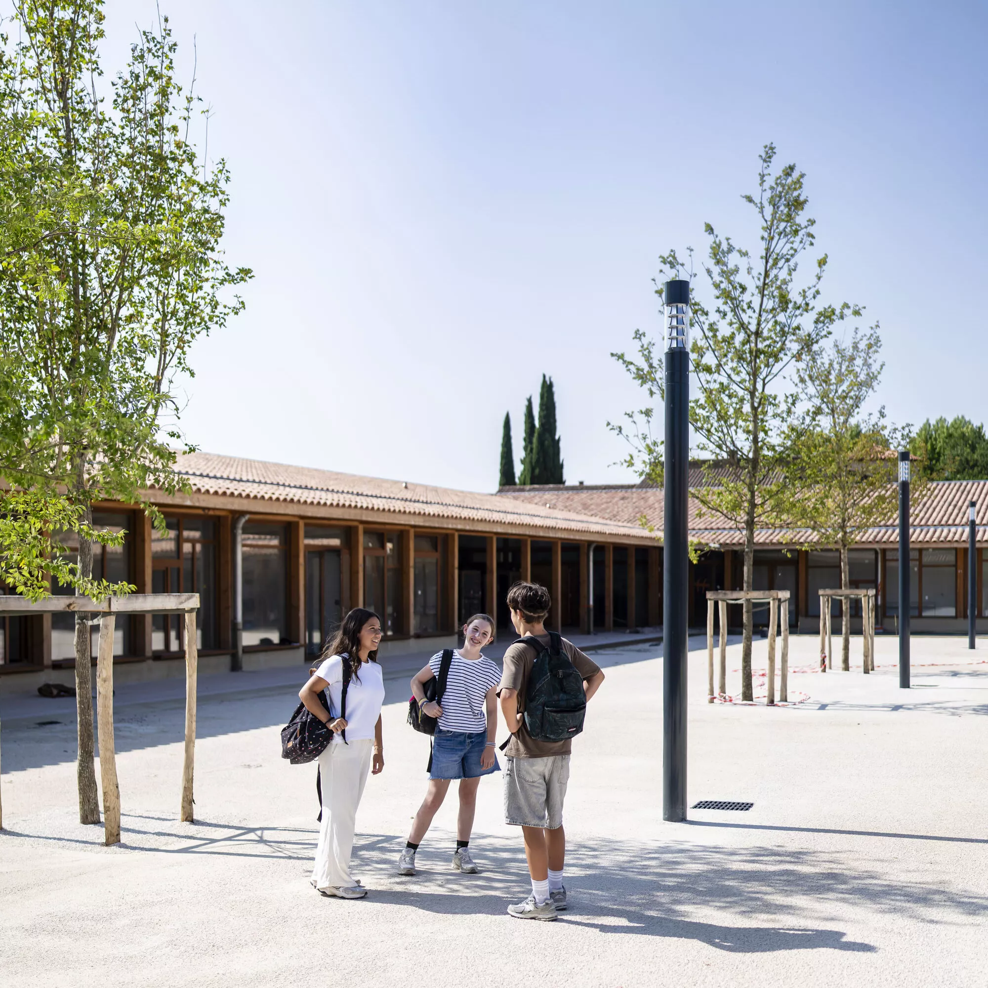 Collégiens dans la cour du collège de Suze la rousse
