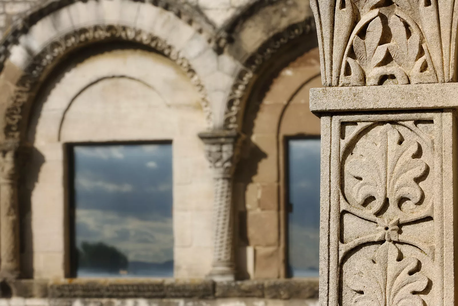 Chateau des Adhemar Montelimar detail colonne palais loggia