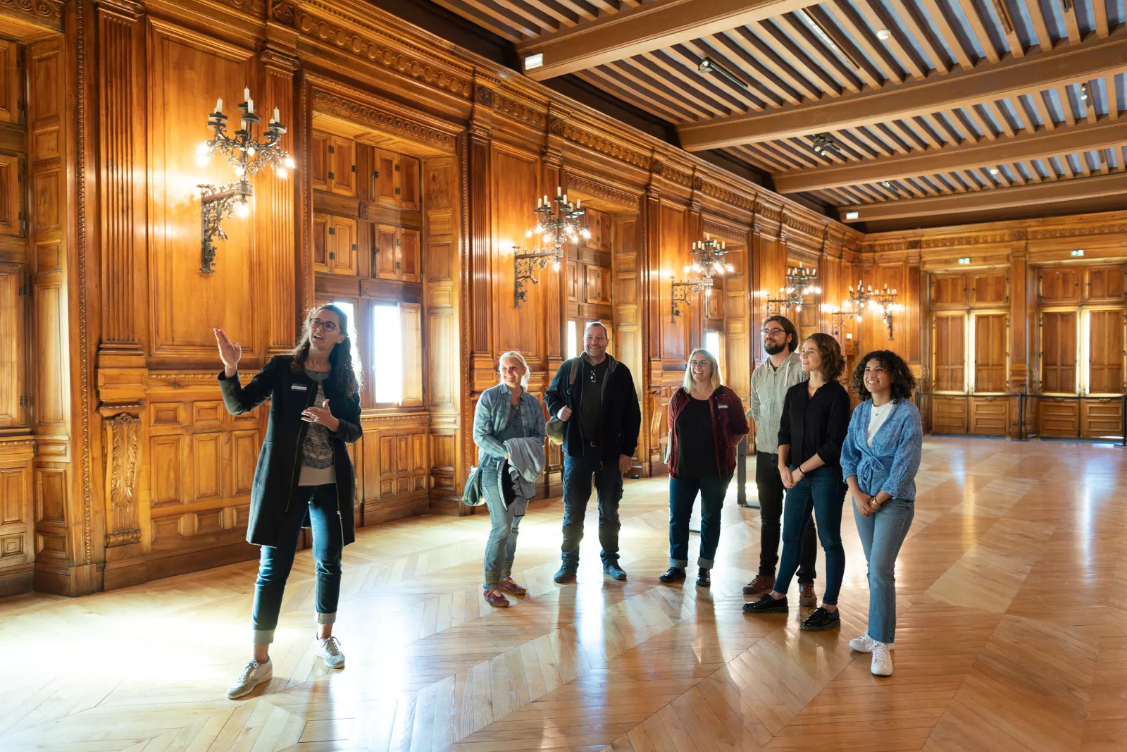 Chateau de Grignan galerie des Adhemar interieur guide de visite mediateur adulte visiteur.