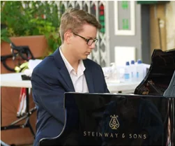 Le Steinway sur la place pour tous ! Festival d’été Sérénades en Baronnies
