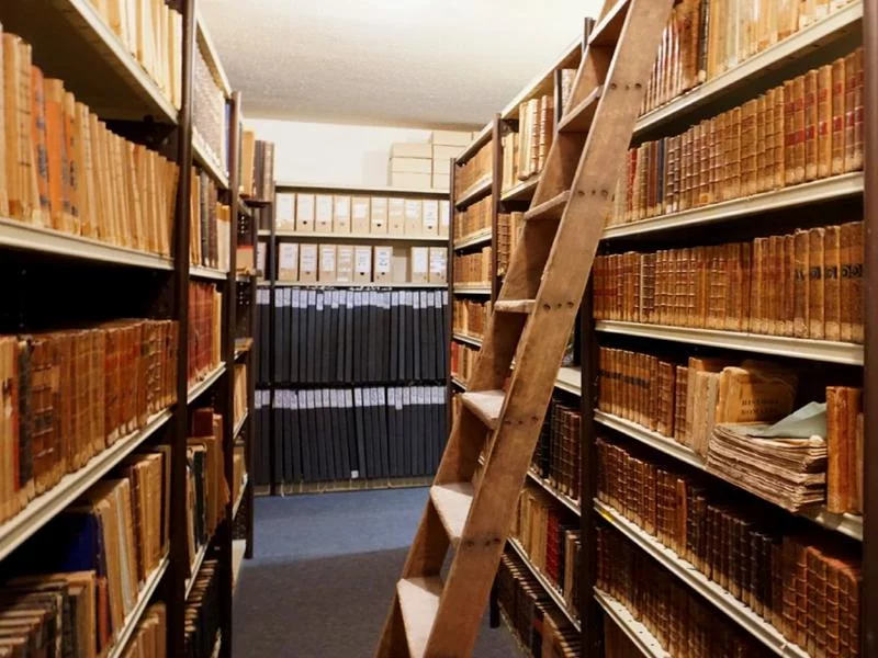Visite de la réserve de livres anciens de la Médiathèque