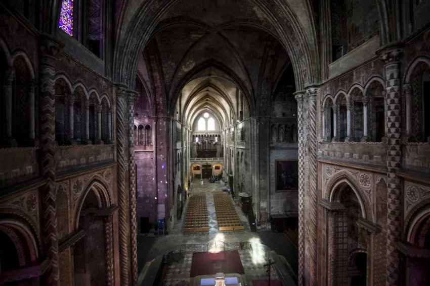 Visite guidée à la torche: collégiale Saint Barnard