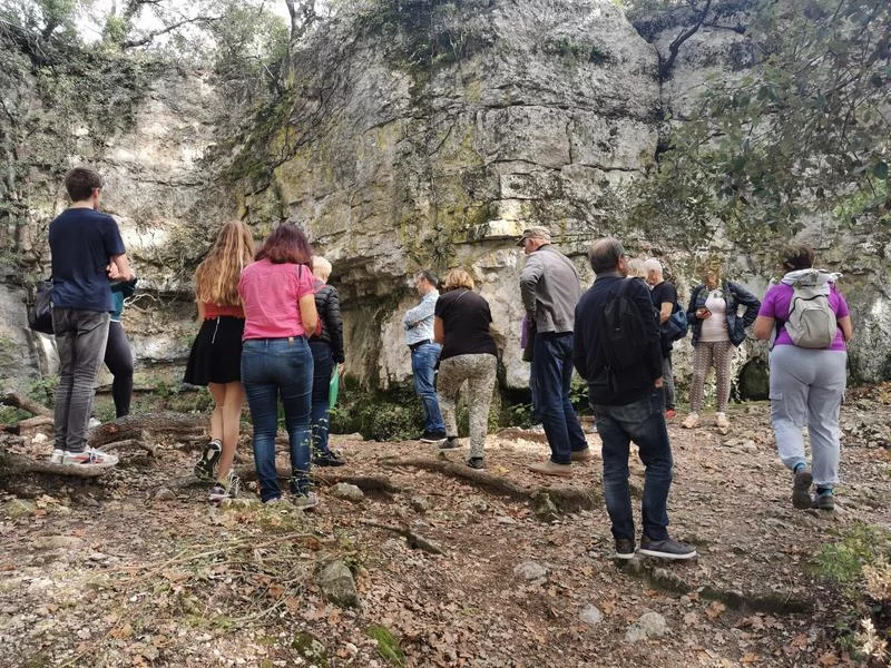 Parcours commenté : Les mystérieuses cuves lapidaires de La Garde-Adhémar