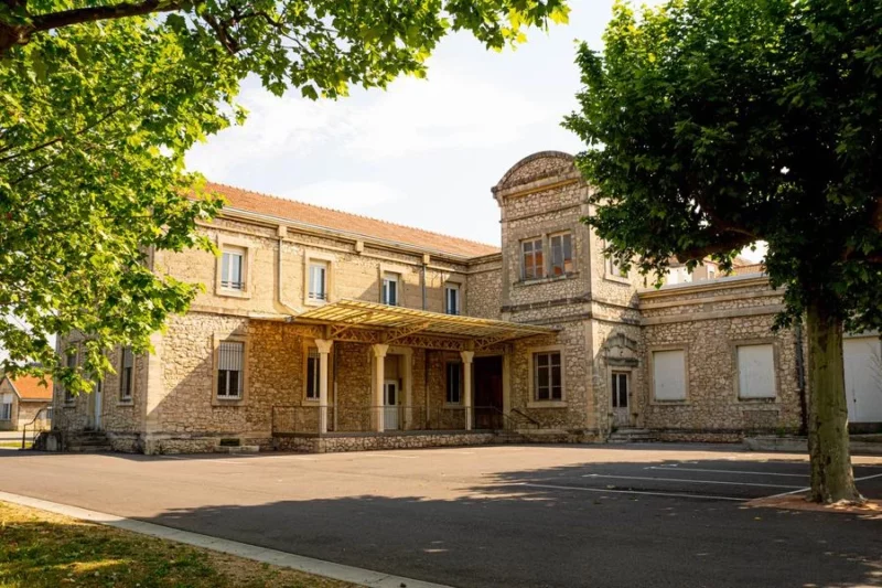 Visite guidée des fresques de Loÿs Prat