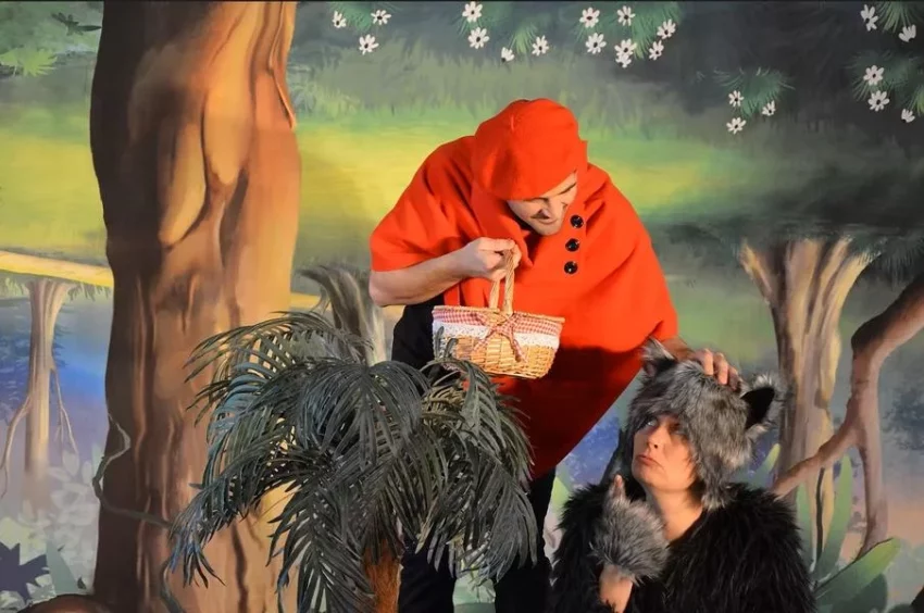 Le Petit Chapeau Rond Rouge