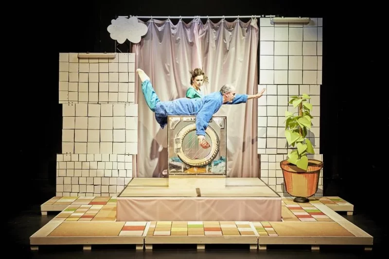 Spectacle : Derrière le hublot se cache parfois du linge